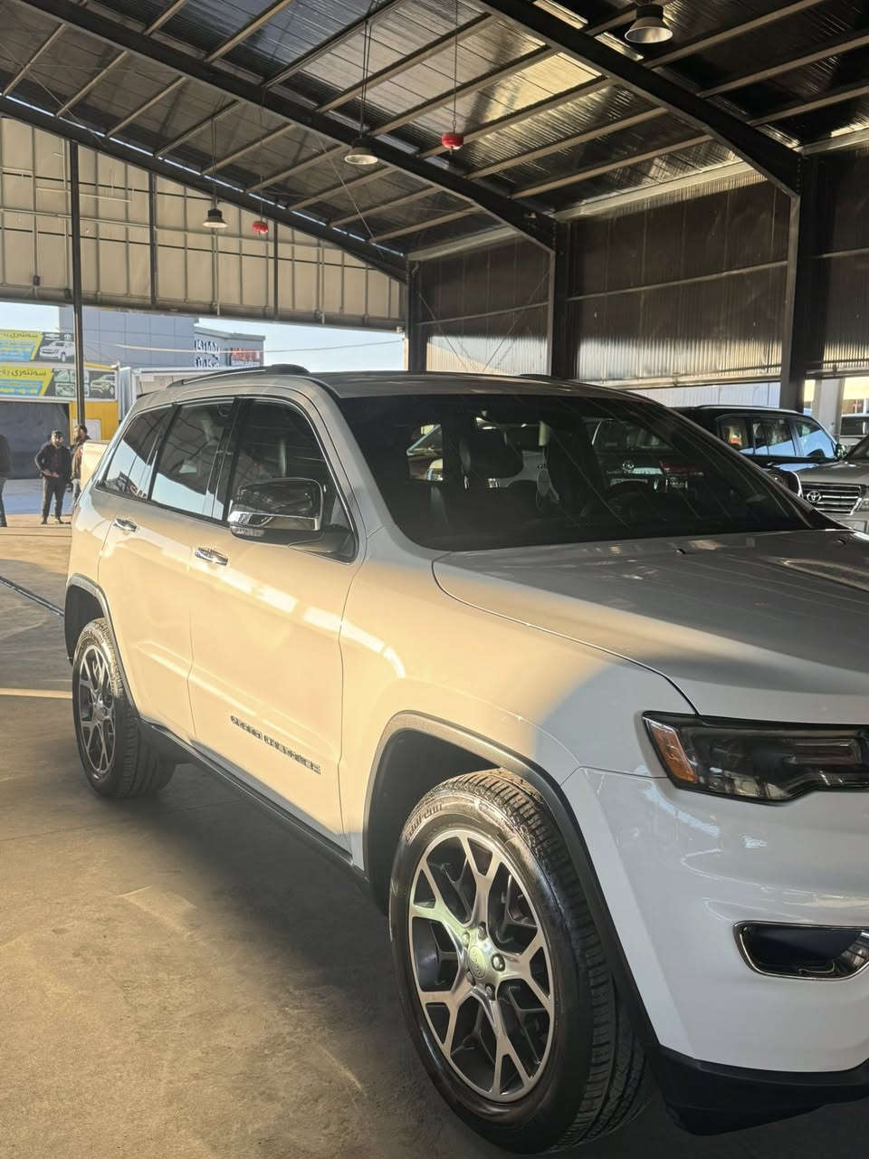 السلام عليكم اخوان 
جيب لمتدد للبيع 2019 السياره رقم واحد 
بنضافه حيل حلوه السياره كشن حار بارد شاشه جبيره 
فور ويل 5 وضعيات دبل بنراما رادار امامي خلفي جوانب 
توقف ذاتي خلفي رادار بجام كشنين كهرباء خلفي حار بارد 
كير مكينه كله بشرط السياره اي عيب مابيها جاهزه علا 24 حبايه وبلخير عل تصير من نصيبه السعر 265 وبيها مجال قليل رجائن المو شراي لا يدك سونار مرفق معا المنشور 
رقمي ***********
