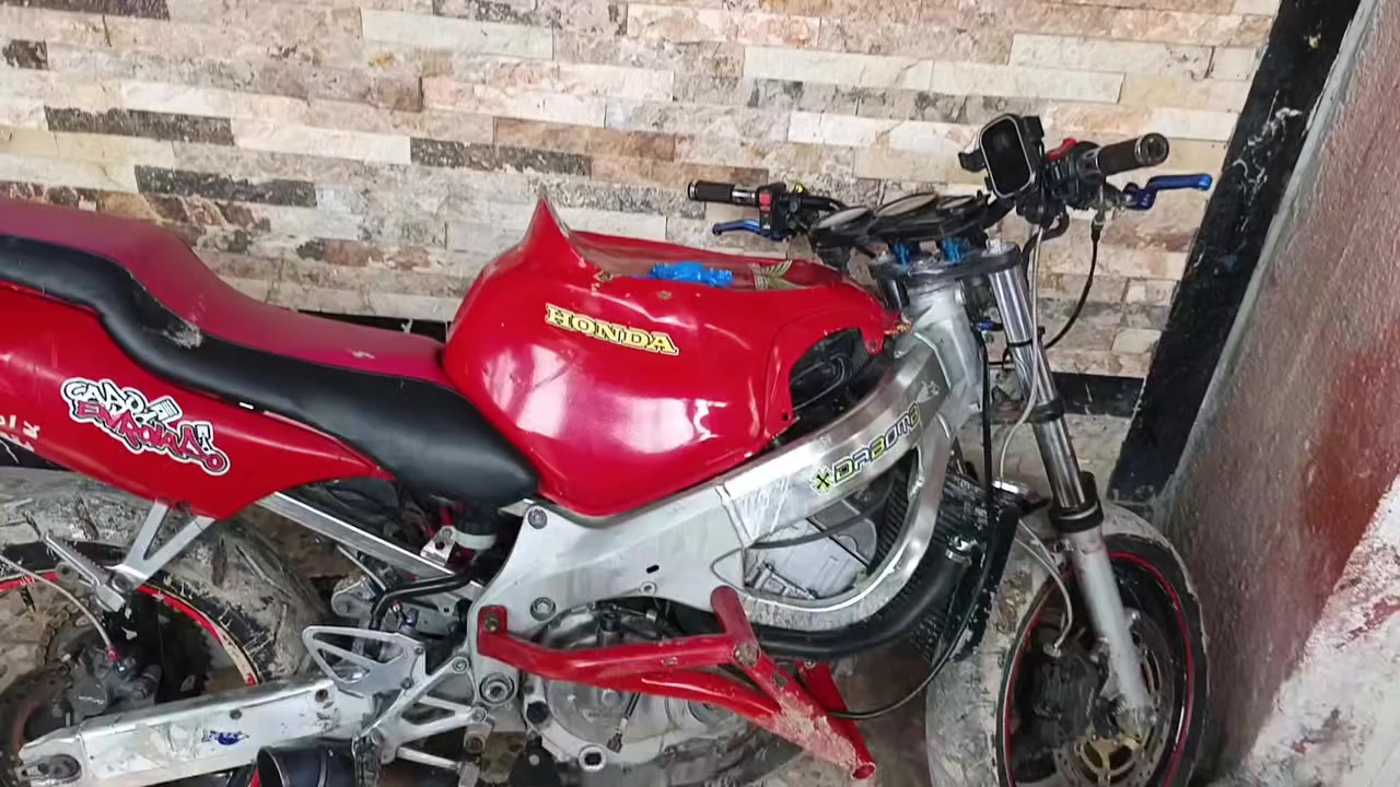 السلام عليكم الحمد الله علا كل حاله هاي دراجتي نكلبت كلبه خفيفه كلش وصراحه ضجت حيل اريد ابيعه نواقصها تجوه مال رجل نكسرت ونوزلات وصخه وبلكات تعبانه وباتري هم تعبان ليجي يكلبه ويقتنع وهلا بيكم ‏‪***********‬‏
