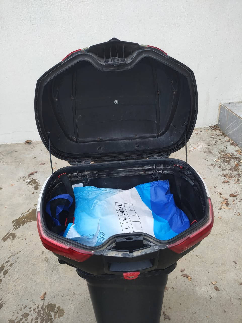 صندوگ حجم کبیر للبیع 
نظیف و قوی و اصلی 
للجمیع دراجات 
يتضمن قاعدة بدگم واحد يمكنك من خلاله إزالة الصندوق
للفورزات . للسکای ویف. دایوان لجمیع دراجات
سعرها ١١٠ الف
 توصیل لکل محافظات موجود
***********

سندوقی گەورە بۆ فرۆشتن
زۆر پاکە و زۆر گەورەیە و زۆر ئەسڵ و قایمە
بۆ هەمو ماتۆڕێک دەبەسترێت
قاعیدەی خۆی لەگەڵە و بە دوگمەیەک دەتوانی سندوقەکە لێکەیتەوە
سعری ١١٠ هەزارە
گەیاندن هەیە بۆ هەمو کوردوستان
***********
***********
