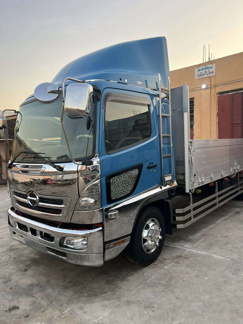 السلام عليكم سياره للبيع دخول جديد
موديل 2023رقم بغداد سته وربع شاصي عريض جوبلس مكين سته عادي العنوان واسط الصويرة ***********
