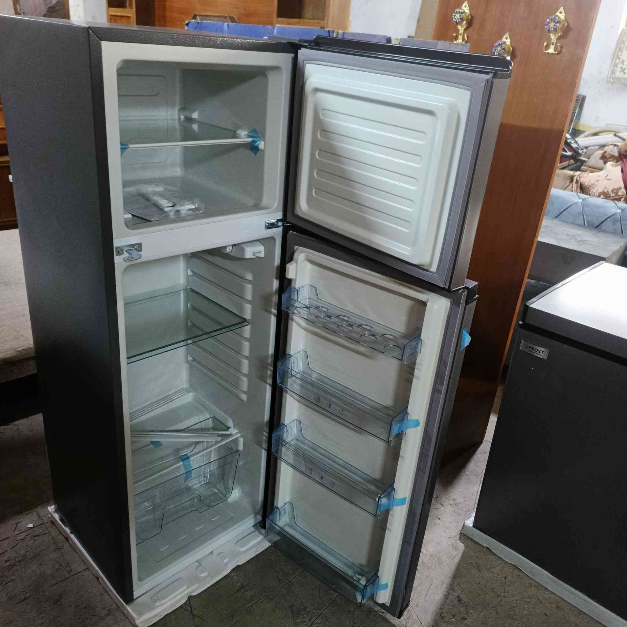 السلام عليكم سوينه تخفيض فد شي بلاسعار الجديده ثلاجات ومجمدات وغسالات أحجام مختلفه أثاث جديد +ومستخدم لل ب ي ع المكان  الطارميه حي الفارس شارع السكلات خلف معارض حجي وليد  السيارات قرب جامع الصديق  للاستفسار خاص او ع رقم الهاتف***********    ؟*********** واشتغل نضام مراوس بغرف أخشاب عراقيه أو كناتير كاونترات ضرر بسيط مو مهم عادي
