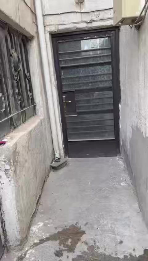 سلام عليكم بيت بسويب قريب على الفلكة مساحت البيت 65مترة يحتوي على مطبخ جبير ستقبال جبير وغرفة فوك جبيرة السعر 60 مليون للتواصل على رقم الوتساب ***********
