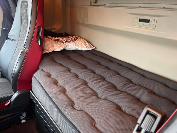 سلام عليكم سياره فالفو ٢٠١٦ حجم محرك خمسميه كامره حساس رادار تكيال سنتين جي بي اس تانكي روعه ٢٥ السياره مشتغله خمس سفرات بس تخم تاير تخم ويل كروم  باسمي تحويل مباشر ***********
