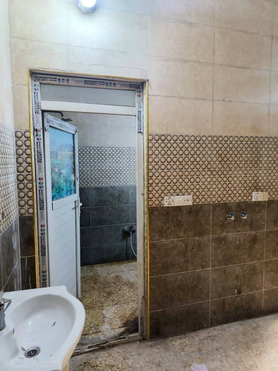 دار للبيع بغداد سكينه الزراعي شارع المكاتب ٢ /١١ مساحه ١٠٠ م ٥ *٢٠ طابق ١ سعر ٨٥ وبي مجال للاتصال *********** غير متواجد على النت يرجى الاتصال
