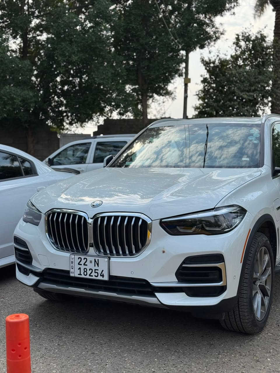 BMW X5 xDrive45e  2023
هايبرد – وارد أمريكا / كلين تايتل / بدون ضرر
رقم أربيل 

🔥 مواصفات السيارة:
	•	وارد أمريكي بدون ضرر كلين تايتل
	•	هايبرد (بنزين + كهرباء) اقتصادية
	•	محرك 3000cc – 6 سلندر تيربو
	•	ماشية 60 ألف ميل
	•	كاميرات 360 درجة رؤية كاملة
	•	داخلية LED ألوان متغيرة
	•	دفع رباعي xDrive
	•	مواصفات كاملة وشكل مرتب
        •      فتحة بانوراما
    • مكان السيارة اربيل او الرمادي 
        •     السعر 43 الف دولار
***********
