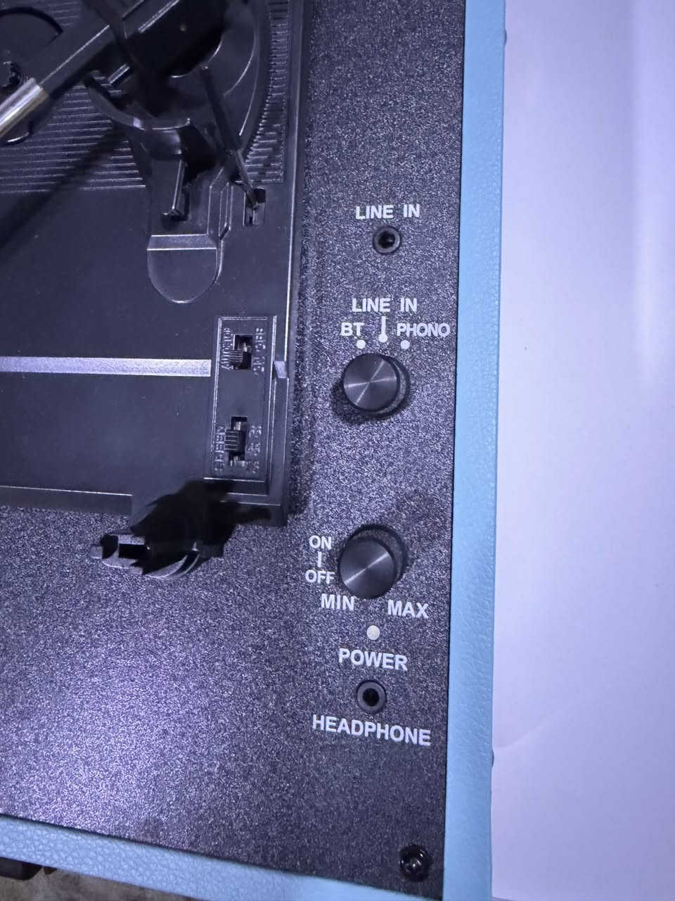 قطعة من الزمن الجميل 
مشغل أسطوانات Retrolife الكلاسيكي للبيع 🎼✨

تصميم أيقوني: يأتي بلون سماوي هادئ وجلد فاخر مع زوايا معدنية كلاسيكية تعيدك إلى حقبة الستينات.

تحفة فنية: ليس مجرد جهاز موسيقى، بل هو قطعة ديكور فخمة (Vintage) تلفت الأنظار في الصالة أو المكتب.

تكنولوجيا حديثة بداخل كلاسيكي: يدعم تشغيل جميع أنواع الأسطوانات بـ 3 سرعات، بالإضافة إلى ميزة البلوتوث لربطه بهاتفك واستخدامه كسبيكر.

المواصفات التقنية:
• سماعات ستيريو مدمجة بصوت نقي ودافئ.
• منفذ للسماعات ومنفذ AUX.
• حالة الجهاز جديد مع محولة 

السعر يبدأ من ٨٥ الف دينار عراقي


**إذا كنت صاحب هذا الإعلان وتريد حذفه لأي سبب، رجاءا أرسل رسالة إلى الدعم الفني**