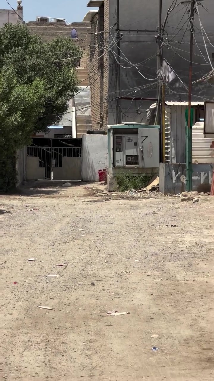 لبيع بيت ٦٠ متر واقع حال في مجمع فدك من جهتك النفط بيت ركن قريب جدا على الطابو  يحتوي على استقبال وغرفه نوم ومطبع معزول وخدمات وغرفه فوك بس عوزه سقف مسجل بالبلدية بي أوراق من المختار مشمول بالتطويب الاستفسار الاتصال على الرقم *********** بي واتساب
