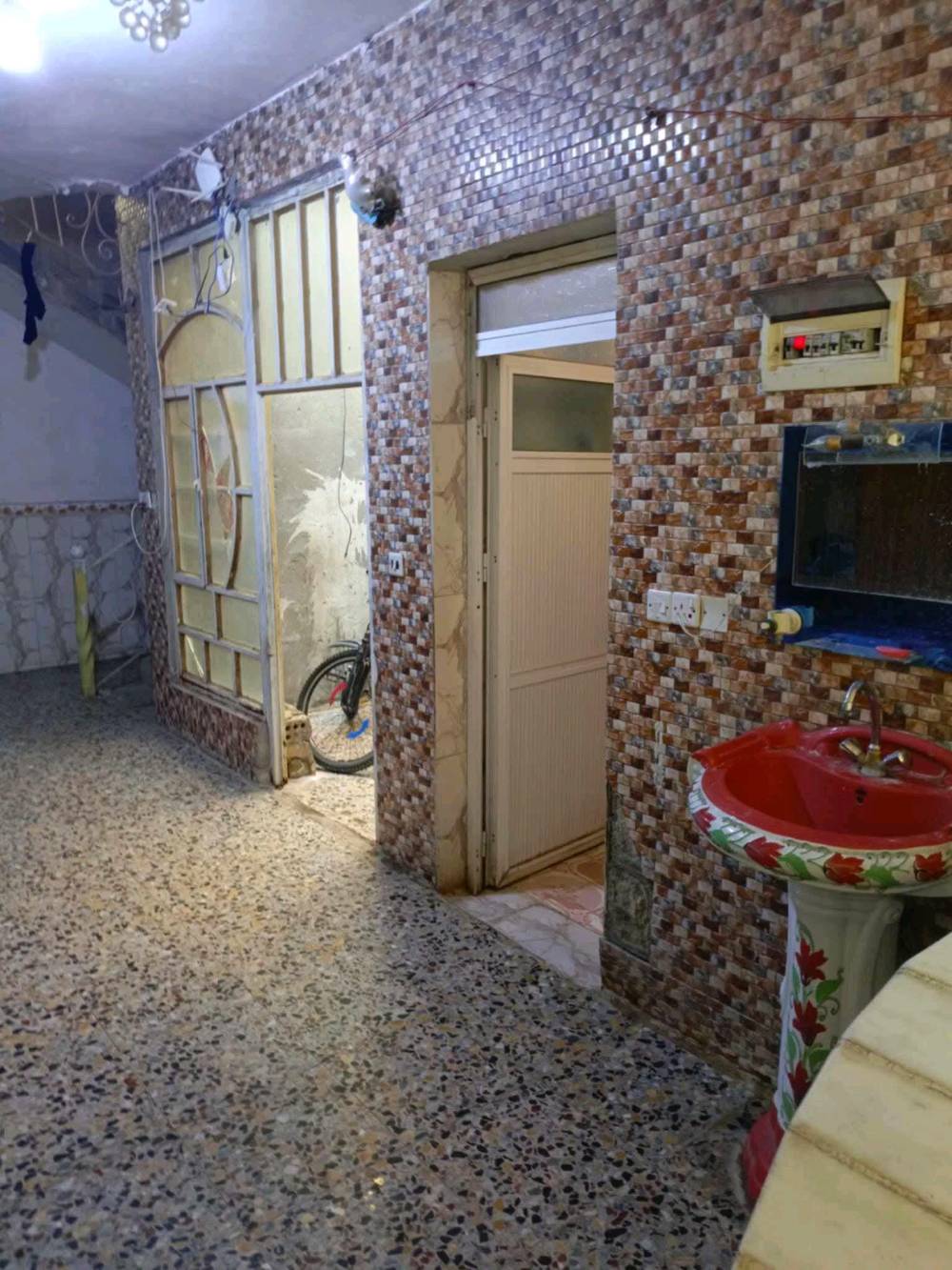 بيت للبيع دوانم شارع ٦٠ قبل السجه شارع أبو طياره
مساحة البيت 240 م واجهة10 ونزال ٢٤ قاط ونص بي ٤غرف سويتات +صاله مطبخ استقبال منور وصحيات
البيت ابيعه كامل وابيعه نص شرگ حسب الطلب
الاتصال ع الرقم ***********