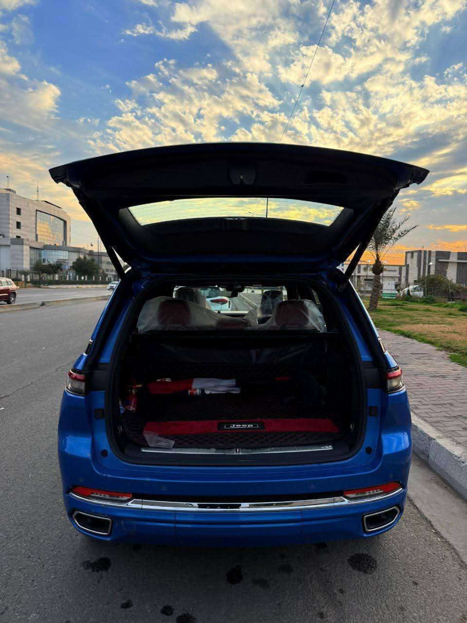 جيب كراند شيروكي اوفرلاند
الموديل :2023. (خليجي) .
ضمان الشركة وكالة هارلم
المحرك : . V6. 3.6L .
مغلفة ppf ابو ال 20$
العداد : 50000. (قابل للزيادة).  
بعدهة بالضمان مال وكالة
مغلفة ppf بالكامل ضمان 10 سنوات
المواصفات :
* دفع رباعي 4x4 .
* نظام تعليق هوائي (جكات).
* قيادة ذاتية عند المنعطفات.
* رادار امامي مع مانع تصادم .
* نظام الرؤية الليلية.
* تحذير الخروج عن المسار .
* مستشعر نوم السائق مع نظام التوقف الآلي
* تحذير النقطة عمياء ⚠ .
* نظام تحذير عند التقاطعات.
* نظام تحذير عند تجاوز السرعة المحددة.
* نظام عرض المعلومات على الزجاج الامامي (HEAD UP DISPLAY)
* نظام تقليل الضجيج داخل المقصورة.
* إنارة محيطية.
* شاحن موبايل وايرلس.
* تعديل وضعيات مقود السائق كهربائيا.
* مرايا تعتيم ذاتي.
* المرايا الجانبية قابلة للطي كهربائيا.
* نظام الصوت  مع 19 سماعة.
* ويل قياس 21 انج .
* سقف بانوراما .  
* شاشه كبيرة 10.1 انج .
* شاشة للراكب الأمامي .
* نظام الخرائط (GPS) .
* عرض خرائط الطريق على لوحة القيادة.
* لوحة القيادة بقياس 12 أنچ.
* 4 كاميرات خارجية مع بخاخات ماء للتنظيف.
* كاميرا للمرأة الداخلية.
* تصوير حراري ليلي .( ناظور ليلي)
* المصابيح الأمامية زنون .
* كشافات الضباب زنون .
* دخول ذكي.
* بصمة على 5 ابواب للدخول الذكي.
* تشغيل عن بعد .
* الصندوق الخلفيي كهربائي .
* فتح الصندوق الخلفي مع حركة القدم.
* دوسات جانبية .
* فرش المقصورة الداخلية من الجلد الطبيعي الفاخر .
* اضافات من الخشب الطبيعي للمقصورة الداخلية.
* ذاكرة لحفظ وضعيات الجلوس للمقاعد الأمامية
* مساج للمقاعد الامامية .
* المقاعد الأمامية كهربائية .
* المقاعد الأمامية تبريد وتدفئة .
* المقاعد الخلفية تدفئة وتبريد .
* ستائر للشبابيك الخلفية.
* انارة داخلية LED متعددة الالوان .
* حساسات امامية وخلفية .
* 5 راكب المرغوب عند الجميع
* مكيف خلفي مع وحدة تحكم منفصلة .
* تدفئة كشنات امامية وخلفية
* تبريد كشنات امامية
*تدفئة مقود القيادة.
* مانع تصادم خلفي .
* بلوتوث تلفون .
* محدد سرعة .
* نظام التشغيل والاطفاء الاوتوماتيكي .
( التشغيل عن بعد)
* نظام بريك اوتماتيكي
ملاحظة / السيارة بيهة 3 رصعات راجعة pdr
وخشم جاملغ بي صبغ رشة
للاستفسارالاتصال على الارقام 
***********

*********** السعر 40$
