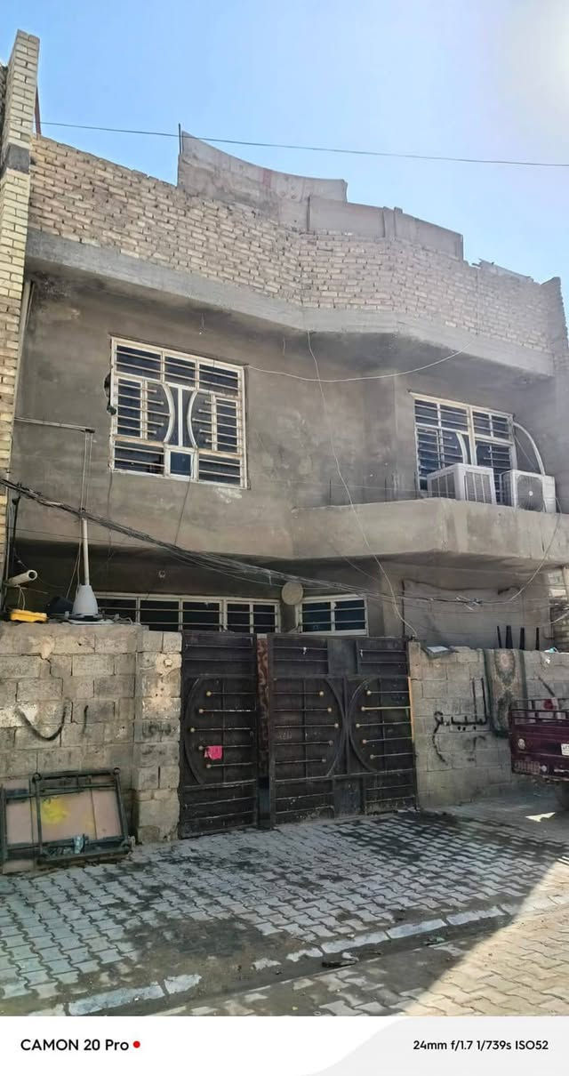 سلام عليكم بيت بلوك 100 متر طابقين ونص للبيع يحتوى الطابق الاول على استقبال وغرفه نوم وصحيات ومطبخ وحولي والطابق الثاني يحتوى على 3 غرف نوم وحمام والطابق الاخير غرفه وحمام السعر 80 وبي مجال مكان شعله دوانم شارع افران الضياء قبل السجه الاستفسار اتصل رقم  ***********
