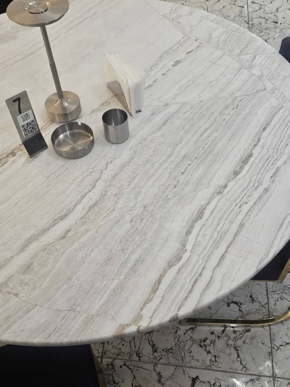 سلام عليكم  ..  للبيع 🔶️ ميوزه مرمر إيطالي مسلح عدد 20 كراسي عدد 350  قاعده سلستيل مقلون ما بيهم ولا خدش .. للإستفسار  إتصال على ***********
