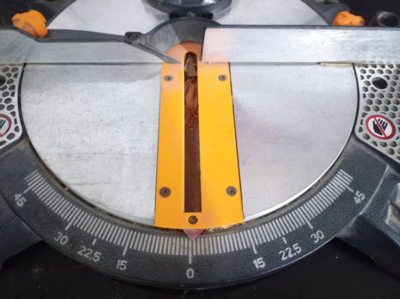 منشار خشب كهربائي 🔴 للبيع 🔴 جديد نظافة 100% ماركة انجيكو الاصلي
الصينية مالته تفتر لأي اتجاه وكل القياسيات والاشكال تكص 
مكاني بالحله ورديه خارج ***********
