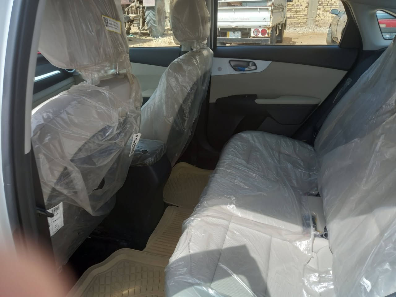 السلام عليكم للبيع سيراتوا موديل ٢٤ بيها ضمان شركه مكينه ٢٠٠٠ ماشيه ١١ الف على وضع الشركه لد امامي تحكم سيرن حساس خلفي  مكفوله كفاله عامه حتى من الزلغ من الدعاميه الى الدعاميه   السعر ١٨٦  للاتصال ***********
