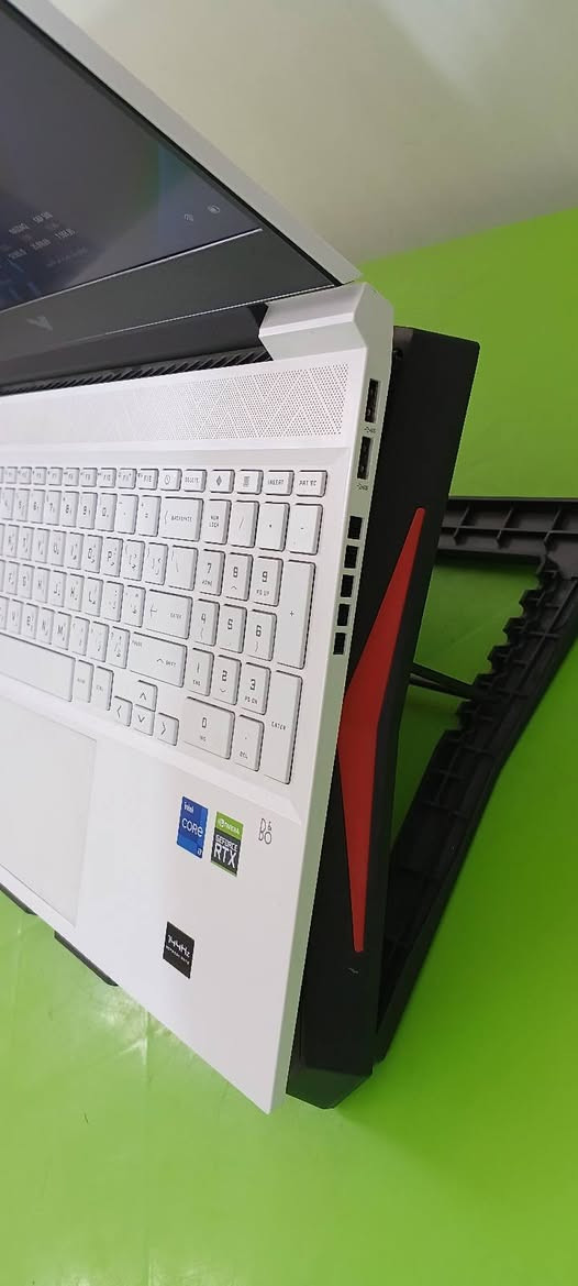 🔥 **للبيع | HP Victus Gaming Laptop** 🔥
💻 لابتوب قوي للألعاب، التصميم، المونتاج، والبرامج الهندسية، بحالة ممتازة ولون أبيض مميز.

✅ **المواصفات:**

🔹 Intel Core i7 الجيل 12 (J12H)

🔹 RAM 16GB DDR5 4800MHz

🔹 SSD 1TB NVMe

🔹 NVIDIA GeForce RTX 3060 6GB (105W)

🔹 Battery Health: **99%** 🔋

🔹 اللون: **أبيض مميز وأنيق**

⭐ **أهم المميزات:**

✔️ يشغل أحدث الألعاب بأداء ممتاز.

✔️ مناسب للمونتاج، التصميم، والرندر.

✔️ سرعة عالية بالإقلاع وفتح البرامج بفضل SSD.

✔️ رامات DDR5 تمنح أداءً أسرع في تعدد المهام.

✔️ كرت RTX 3060 بقدرة 105W يوفر أداءً أعلى من كثير من النسخ منخفضة الطاقة.

✔️ بطارية بحالة ممتازة (99%).

💰 **السعر: 1,050,000 دينار عراقي فقط**

📍 **الموقع:** بغداد – الكرخ

📞 **للاستفسار والحجز:**

***********

أو خاص
