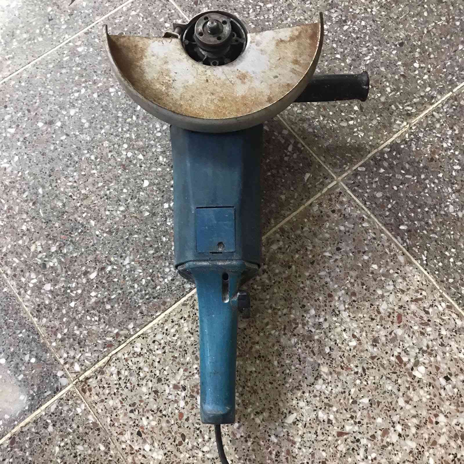 السلام عليكم كوسره بوش الماني مؤسسة نضيفة جداً 230 ملم السعر 85 مكاني بغداد المدائن ***********
