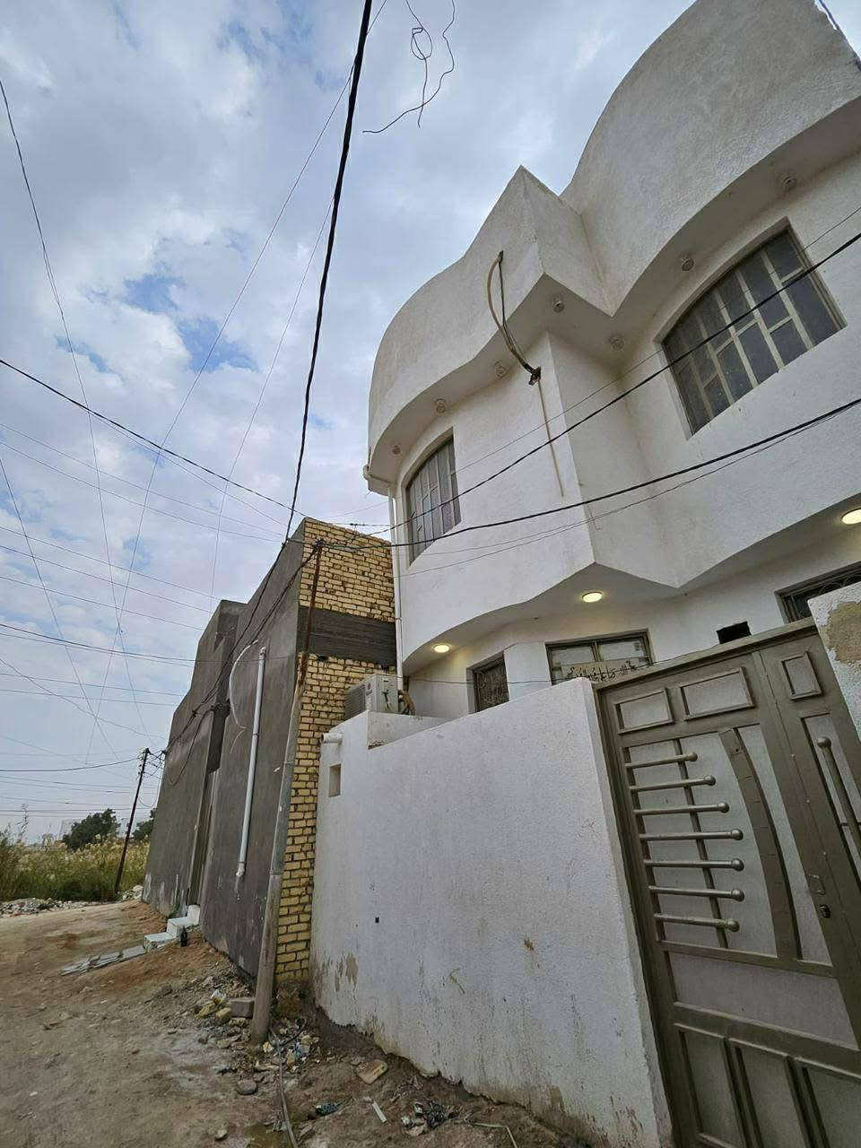 بيت مساحة 83 متر اقرار محكمه
العنوان حي الذهب خلف طاقة حي الحسين قرب سوق الصيادين

 يتكون من طابقين 

الاول  براني وصاله ومطبخ وصحيات 

الطابق الثاني غرفتين مع صحيات 

كونكريت مسلح للطابقين 

السعر 62 مليون 

للتواصل ***********
