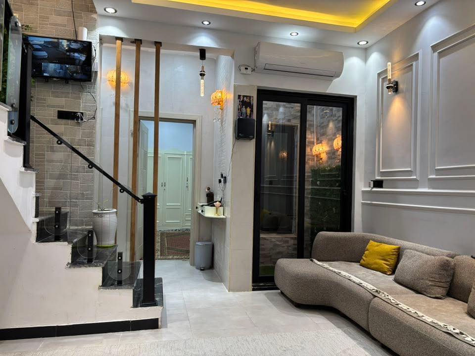 - [ ] للبيع  ( بناء حديث مودرن تنفيذ وتصميم شركة فكتور / بغداد) ١٥٠ متر
السعر ٣٥٠ ومكلفني ٣٧٠ الله شاهد 
للاستفسار*********** 
***********

- [ ] عقار ( بيت وشقة بنفس العقار)
- [ ] بيت في حي المعلمين الجديد الفتحة الأولى قرب روضة أطفال الياسمين مجاور بيت طارش ً
- [ ] تفاصيله ً
- [ ] سنة البناء ٢٠٢٤ على ٢٠٢٥ تنفيذ شركة فكتور / بغداد زيونه 
- [ ] مساحة البيت ١٥٠ 
- [ ] يتكون من بيت ( ٤ غرف نوم من غير الشقة ) 
- [ ] الطابق الارضي 
- [ ] استقبال كبير ٦وربع طوله
- [ ] مطبخ العائلة كبير ٤*٣.٥
- [ ] مطبخ حار قياس ٢*٣
- [ ] صالة المعيشة ٥*٤
- [ ] حمام داخلي 
- [ ] حمام خارجي 
- [ ] موزع بين الغرف يحتوي على مغاسل 
- [ ] مخزن 
- [ ] حديقة داخليه 
- [ ] غرفتين نوم كبيرة 
- [ ] طرمه 
- [ ] ٠٠٠٠٠٠٠٠٠٠٠٠٠٠٠٠٠
- [ ] الطابق الثاني 
- [ ] غرفتين نوم 
- [ ] صالة 
- [ ] مجموعة صحيات 
- [ ] بالإمكان الدخول على الشقة من الطابق الثاني لوجود باب مقفل في حين ربط الشقة مع البيت ً
- [ ] ٠٠٠٠٠٠٠٠٠٠٠٠٠٠٠٠٠
- [ ] الطابق الثالث
- [ ] صالة كبيرة جدا مع موزع 
- [ ] علما سياج الستارة ارتفاع ٢ متر يحتاج متر فقط ويكون جاهز لهيكل الثالث ً
- [ ] ٠٠٠٠٠٠٠٠٠٠٠"""
- [ ] الشقة 
- [ ] تتكون من 
- [ ] مطبخ ٣*٣.٢٥
- [ ] صالة ٣*٣.٢٥
- [ ] موزع بين الخدمات وغرفة النوم 
- [ ] غرفة نوم كبيره قياس ٥*٣.٥
- [ ] بلكونات اثنين 
- [ ] درج خارجي مستقل 
- [ ] مخزن اسفل الدرج 
- [ ] الشقة مزودة بحاكية صوت وصوره لمراقبة الباب من الخارج 
- [ ] مزوده بخط امبيرية الخط المزدوج الذكي
- [ ] ماطور ماء ذكي يشتغل ذاتيا مع مقطوره كبيره سعة ٢٠٠٠ لتر 
- [ ] مزود بمنظومة ارو 
- [ ] الغاز دفن يوضع اسفل الدرج قبل لاتصعد 
- [ ] سخان كبير سعه ١٥٠لتر 
- [ ] إنترنت 
- [ ] ستلايت موزع على غرفة النوم والصالة 
- [ ] خدمات حمام تواليت مغسلة غسالة 
- [ ] ٠٠٠٠٠٠٠٠٠٠٠٠٠٠٠٠٠٠٠٠٠٠
- [ ] ملاحظة 
- [ ] البيت على ارتفاع الطابقين ٣.٥ متر 
- [ ] سقوف جبسن بورد مع انارة مزدوجة ضمان سنتان
- [ ] الكهرباء ضمان 
- [ ] أبواب الرئيسية قاصة عدد٢ 
- [ ] أبواب الارضي تركي مانع للصوت ذو متانة عالية استيراد شخصي من تركيا 
- [ ] الشبابيك ألمنيوم قياس ١٠ نوع اوغلو الثقيل واغلبهن دبل جام قياس ١٠ ملم 
- [ ] صبغ جوتن 
- [ ] مغاسل تركية 
- [ ] تشطيبات وتفرعات الماء التركي الدرجة الأولى والأنابيب شركة المميز 
- [ ] المفرغات رالصاروخية عدد٤ 
- [ ] كيزر كبير مع مقطورة كبيرة 
- [ ] نظام إنترنت سلكي لكل غرفة بإمكانك ربط فيشة 
- [ ] نظام كامرات داخلية وخارجية ً
- [ ] …………….
- [ ] تم استغلال المساحة بصورة هندسية  لتلبي نفس قياسات قطعة ٢٠٠ متر ً
