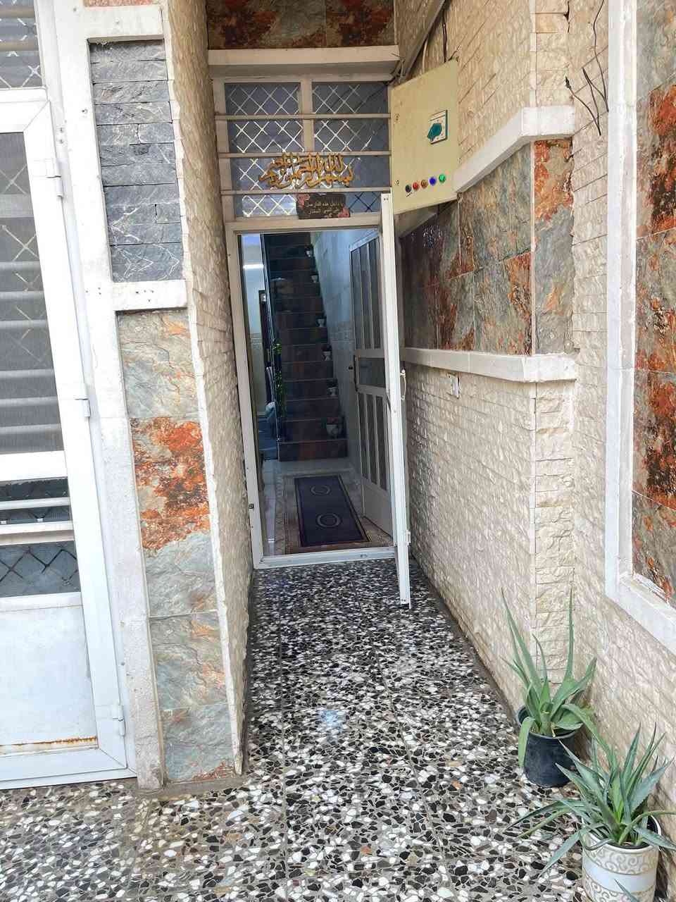 السلام عليكم
بيت 100 متر في حي البساتين شارع احمد الوائلي الواجهه 6 ( خدمات وتبليط ) 

طابو زراعي سند 25

محتويات البيت
الطابق الاول (استقبال و مطبخ وترك وغرفة نوم وحمام وتواليت 2 ) 

الطابق الثاني
(غرفتين وصالة وحمام وتواليت)

الطابق الثالث
(مخزن وسطح )
( السعر 175 ) قفل مع غرفة النوم لون بيجي + الكاونتر 

للإستفسار الاتصال على الرقم (***********)
