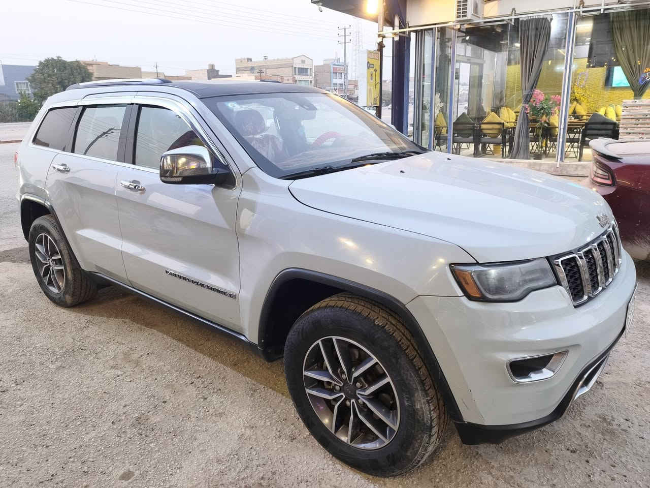 السلام عليكم ورحمة الله للبيع جيب شيروكي فول لمتت صبغ عام وسعر مناسب جدا ***********
