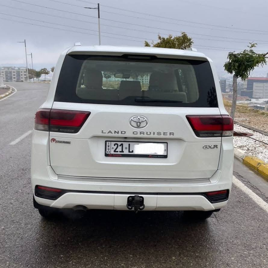 السلام عليكم
للبيع او مراوس 
تويوتا لاندكروزر GXR SAS 
موديل 2023 
فول مواصفات 3 شاشات تطبيق 
السيارة جديدة جدا بحالة الوكالة 
بيهة مكانين تعديل BDR جدا بسيطات والباقي مكفولة وجديدة 
ماشية 29 الف كيلو حقيقي 
ومن الزيرو لليوم كل كل تبديلات الدهن بالشركة 
رقم سليمانية مميز وبأسمي تحويل مباشر 
السعر 665 قفل بدون اي عملة
مكان السيارة بغداد 
للاستفسار 
***********
***********
