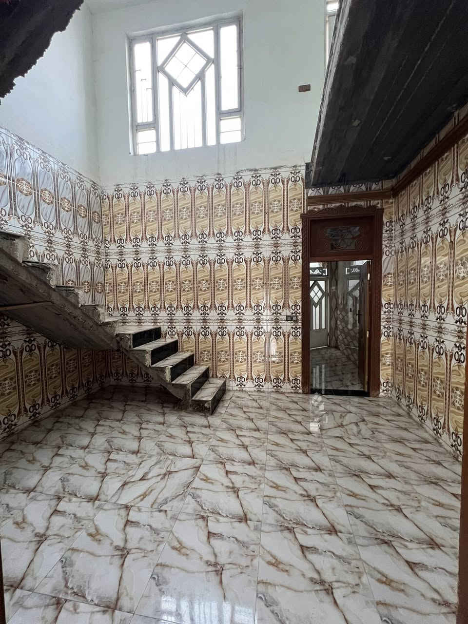 بيت بشوخيرات ١٠٠ متر قاطين غرفتين نوم 
وجه ع ساحه سعره ٦٠ مطلوب سكان ١٥ مليون 
يعني تنطي لصاحب البيت بس ٤٥ وال ١٥ يتحولن 
ع مشتري او يندفعن كلهن ويتحول بسمك مباشر 
***********
