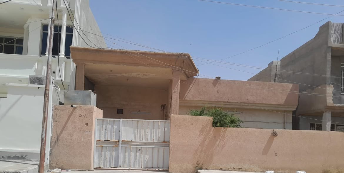 للبيع عقار في حي الافراز                                               هذا البيت مساحة 250 الوجهة 12ونص نزال 20
البيت موقعة على شارع حرف T

موقع العقار كلش  منتاز قريب على المدارس والمصتوصف الصحي 
***********
