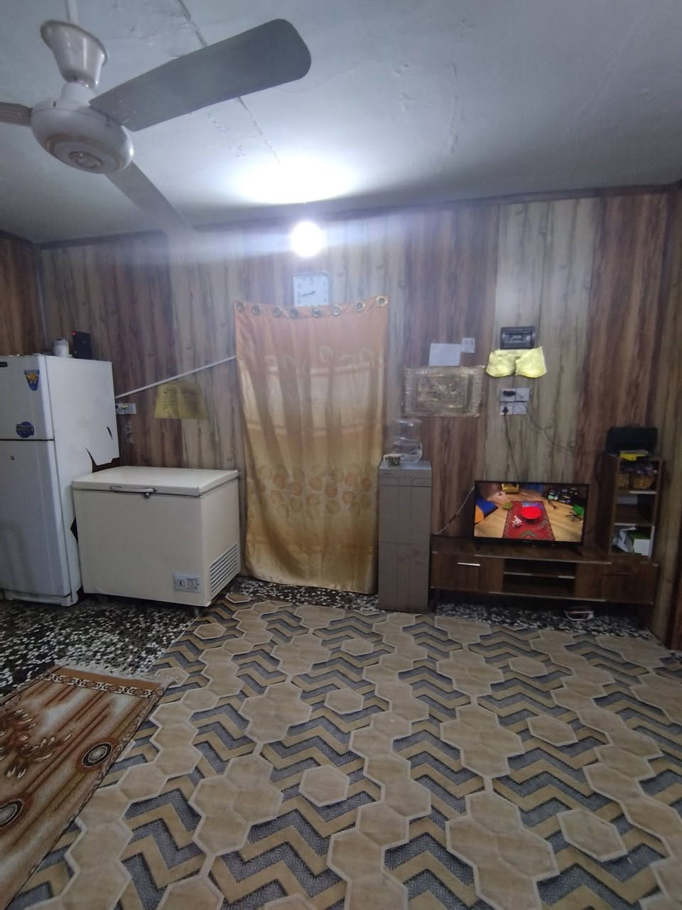 بيت ركن، حي المهندسين، طابق ونصف، يحتوي البيت في الطابق الاول على استقبال وغرفة وصالة ومطبخ وحمامات ثنين والطابق الثاني غرفة كبيرة وصالة ومكشوفة ويوجد امام البيت ساحة تكدر تسويها حديقة او كراج، مساحة البيت 125 واقع حال السعر ب130 الي يحب يتواصل على هذا الرقم ***********
