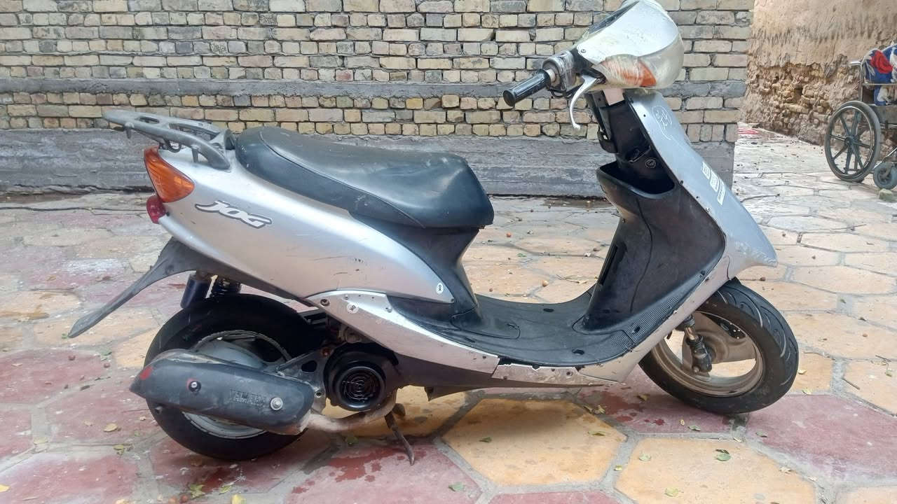 سلام عليكم الدراجه للبيع  كله شغال بس العداد والسلف ما يشتغل لايت بكلايت اشاير كله يشتغل  نقره هندر السعر 200 وبيه مجال المكان الناصريه الرقم ***********
