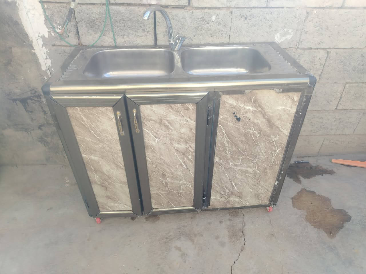 كونتر المنيوم متردين والسنك متر
السعر 225 اي عيب مابيه نضافه فول
للاتصال  ***********
