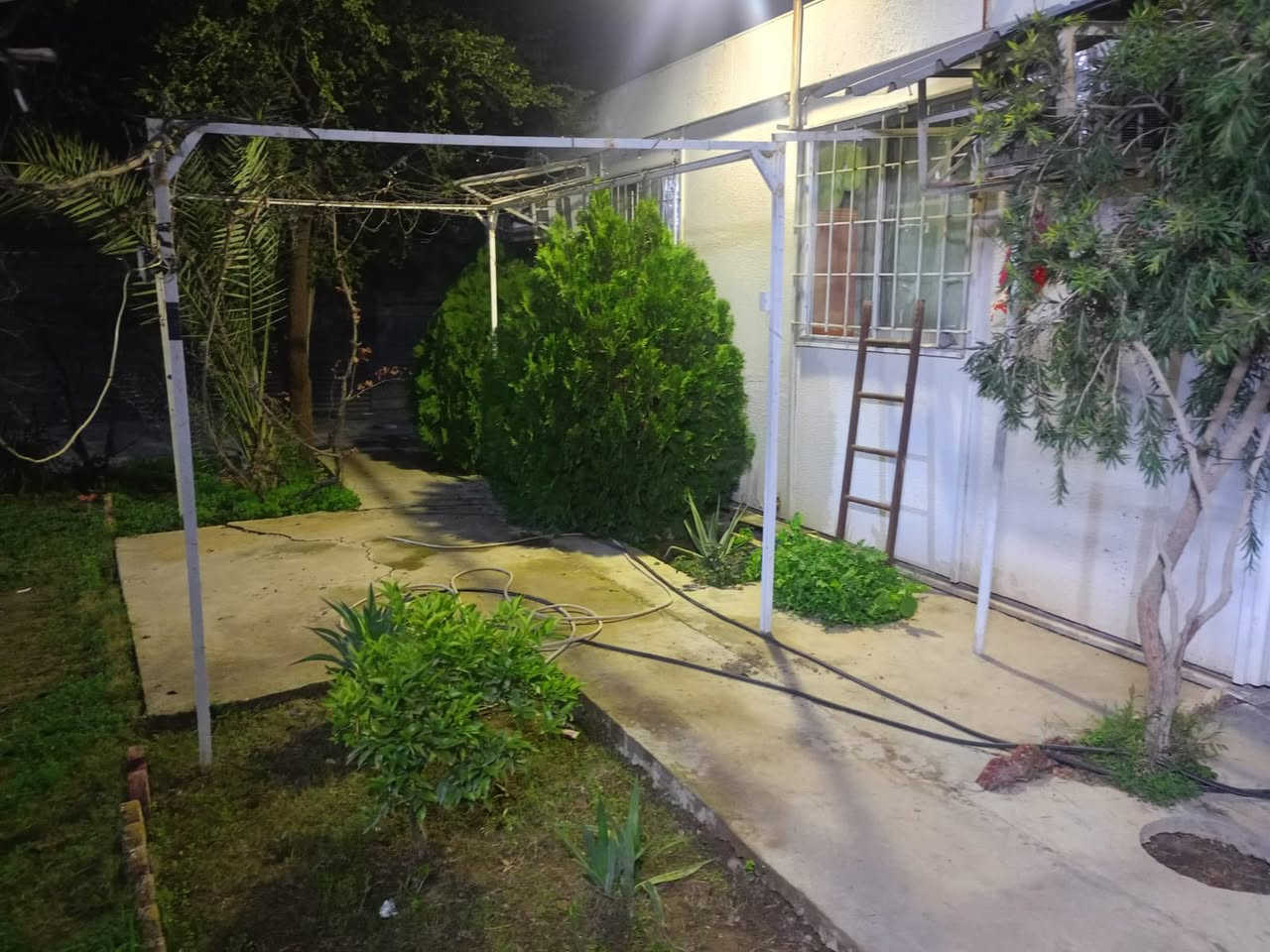 سلام عليكم بيت مساحه 300  تحويل بل قريه جامعيه مجمع السكني يتكون من غرفتين واستقبال ومطبخ وحمام   .  نضيف السعر 25 وبي مجال  قليل رقم الهاتف ***********
