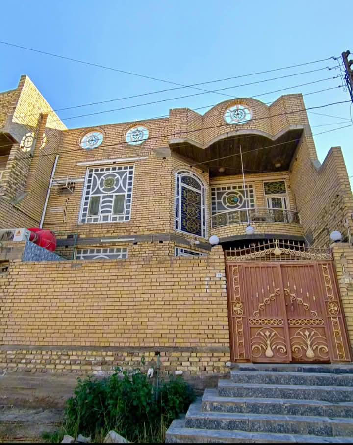 السلام عليكم..
دار للبيع طابو صرف ..
العنوان.. الفرع خلف شارع السعادة مباشرة. 
فرع شيخ عبدالله..
المساحة ٢٠٠ متر مربع..
بناء حديث..
الطابق الأرضي 
إستقبال
صاله
مطبخ مع مخزن 
غرفتين 
مناور عدد ٢ 
صحيات داخليه وخارجيه..
الطابق الثاني..
غرفتين ومخزن وصاله وصحيات 
للإستفسار  الإتصال على الرقم *********** 
صاحب الدار 
حيدر الراضي..
