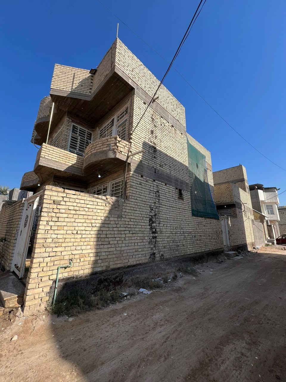 السلام عليكم بيت للبيع المساحه الكليه  150متر سند ٢٥ طابو زراعي إقرار محكمه ركن   طابقين بناء حديث ٥٠ متر شقه معزوله و١٠٠ متر بيت وجه يحتوي على غرف عدد ٤ بيع مستعجل او مراوس العنوان كربلاء طريق البارون عمود ٦٨ مجاور مجمع جار العباس يصلح سكن او حسينيه للزوار استفسار اكثر الاتصال بالأرقام التالية 
***********وتساب
***********
***********
