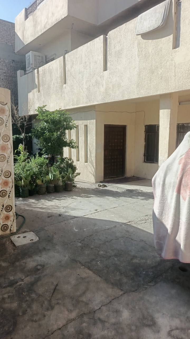 للبيع دار ملك صرف ٣٠٠ متر
الموقع بين مركز شرطة الحبيبية ومطعم وليد ابو الكص الفرع العريض تقع على شارعين من الامام شارع ١٥ متر ومن الخلف شارع ٦ متر 
طابقين مسلح بناء عام ١٩٨٠ 
يحتوي على استقبال و6 غرف نوم+ هولين + مطبخ  وبيتونه 
السعر ٧٠٠ مليون  للاستفسار ***********
