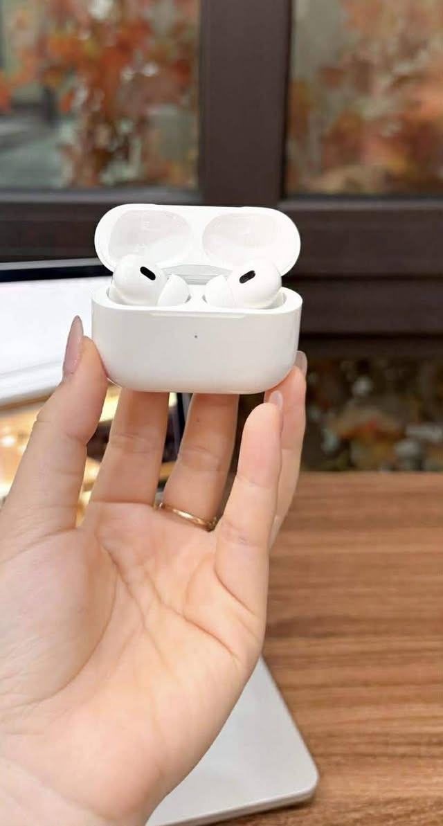 Air pods pro 2 الجيل الخامس
ابل اصلي أمريكي باله نظافتها 100% 
فل بدون باكيت وي حافظتها وكيبل تايب سي 
#عزل_صوت تحديد موقع #صوت_محيطي 
صوت انعكاسي ، بدون ايكلود فحص قبل دفع 
سعره 25 توصيل مجاناً بيع مستعجل بسبب وصول حاوية 
تواصل واتس اب ***********
