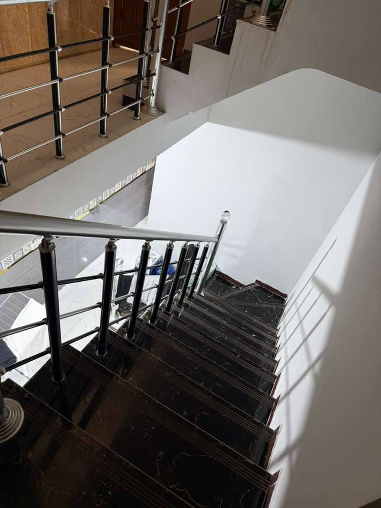 دار للبيع سند طابو صرف 
المساحة ٧٥م
الواجهه ٥م 
النزال ١٥م 
يحتوي على غرف نوم عدد/٣ + صالة + حمام عدد/٢ + مطبخ + سطح أمامي وخلفي 

العنوان
الدورة - شرطة ابو طيارة 
للاستفسار الاتصال على الرقم  ***********
