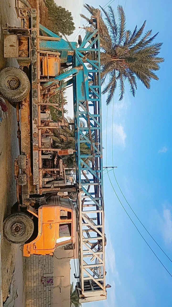 سلام عليكم  جهاز تركي حفر ابار لبيع جهازه لشغل وياه عد 150 متر ورس حفر 2 واحد دشلي وطيني ***********

