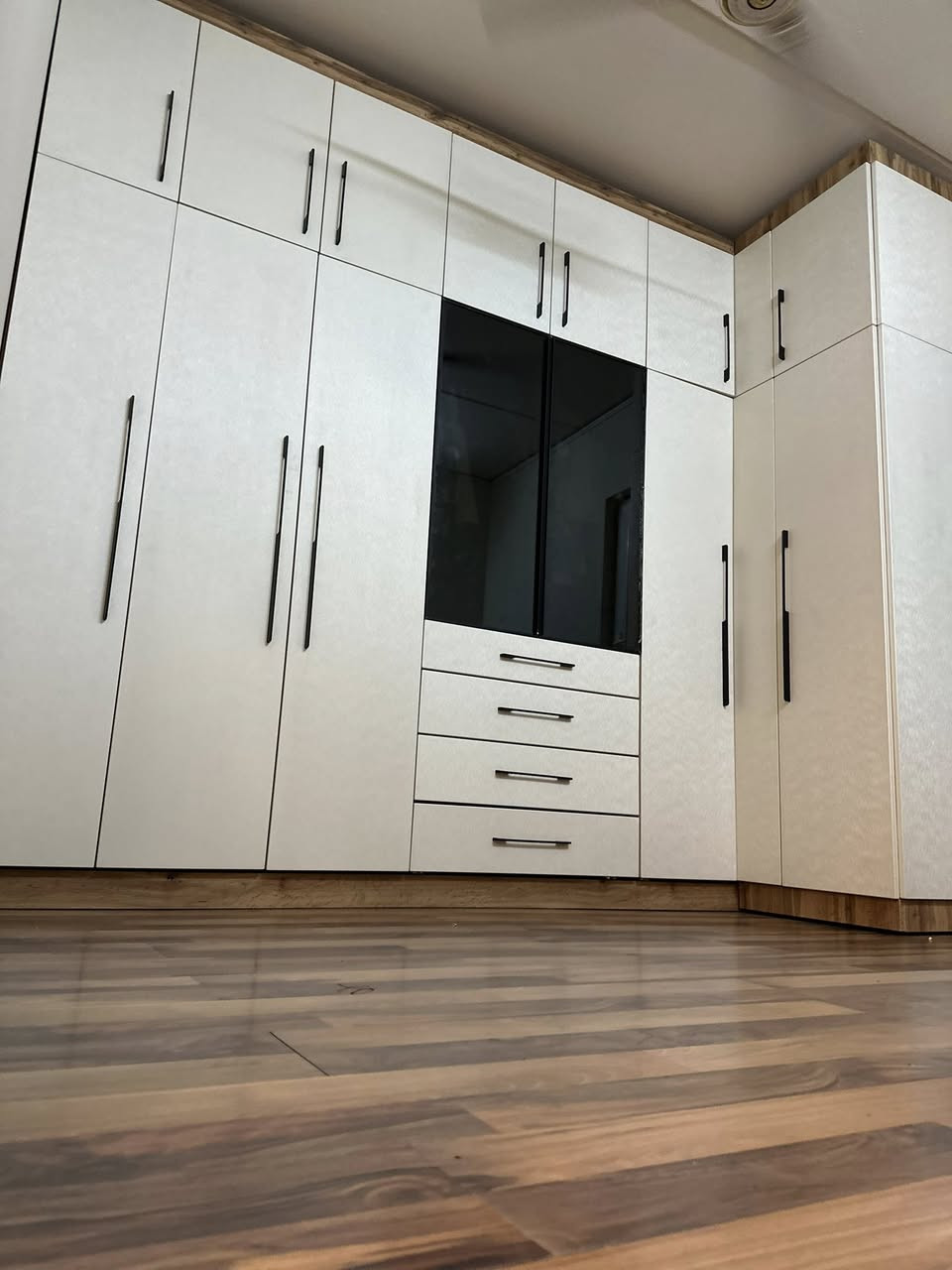 من اعمالنا التي نفتخر بها #كنتور حسب الطلب تزكام نظام كابينات يعني تكدر تنقلة بسهولة عباره عن 10 فطع شرط الضمان 
المواصفات الخارج hdf الماني شركة يلدز 
الداخل mdf تركي درجه اولى الداخل 
*********** 
#بسماية #ديكوراتي
