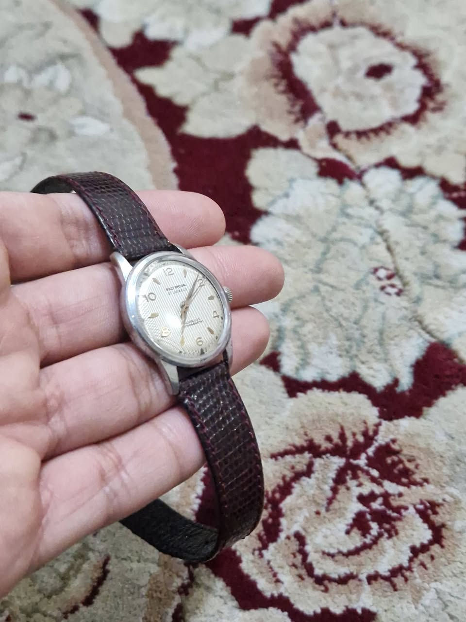 سلام عليكم ساعة سويسري فنتج انتاج ٥٠  نصب تكويك الساعة كلش حلوة بالبس نازكة
مينة  شكل جميل نازك   مثل ما موضح ونضيفة جدا نادر هيج ساعة انتاج ٥٠ هيج نضافة ولا مستبدل  اي قطعة من المكينة    سعر الساعة ٩٦ وبيهة مجال   اي استفسار راسلني وانة خادم


**إذا كنت صاحب هذا الإعلان وتريد حذفه لأي سبب، رجاءا أرسل رسالة إلى الدعم الفني**