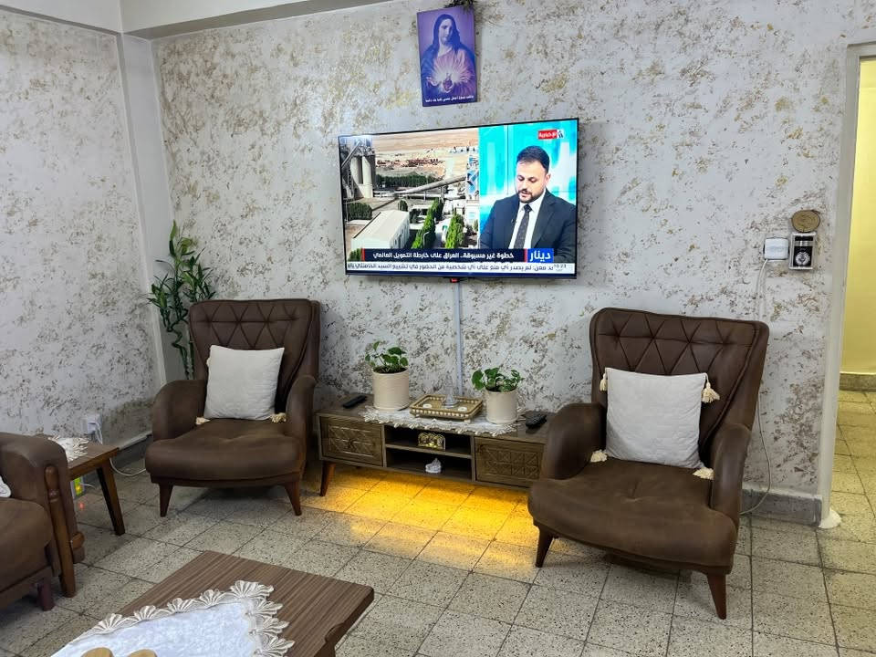 سلام عليكم
طخم قنفات تركي 10 مقاعد وتر بروف
يصير سرير ومخزن  نضيف
العنوان:- عمارات زيونة
السعر:- 625 الف 
رقم التلفون:- ***********
