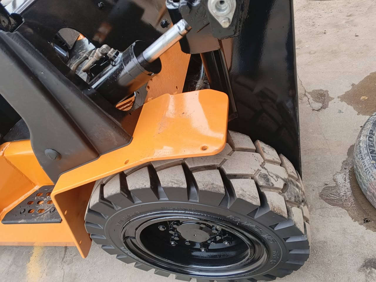 سلام عليكم
للبيع رافيعة HC
محرك كير ازورةياباني موديل 2013
جوب حاوية 3حركة 3طن 
اوراق كامل منفيست كاتي سليمانية 
تخم تاير ربل جديد رافيعة كفالة عامة 
سعر 70شوية مجال عنوان كلار 
***********
