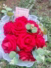 باقة ورد لون احمر  حسب الطلب للحجز والاستفسار مراسلة الخاص  او ع الرقم...