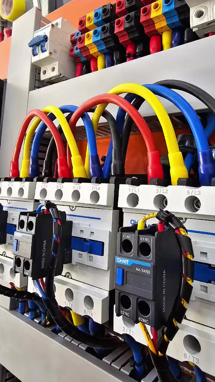 الحمد لله دائماً وأبداً .. 
اكمال لوحة ATS أنيقة بمواد CHINT ,, ثلاث مراحل ،، 
وطني ...
ديزل ...
طاقة شمسية ... 

القدرة للسيطرة الكهربائية  
***********
