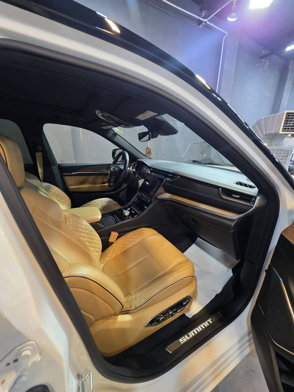 -جيب سومت موديل 2023 
- وارد امريكي بدون ايرباك 
- ⁠تصليح وكالة ( دعامية نفس اللون +صبغ جاملغ + بنيد صار بي تكحيل و pdr ) 
- ⁠محرك ٦ سلندر ٣٦٠٠ 
- ⁠٨ گير 
- ⁠رقم بغداد بأسمي 
- ⁠بدي طويل ٦ راكب 
- ⁠مكانها ميسان / العمارة 
- ⁠ويل كب ٢٠ انج 
- ⁠ماشية ١٦٠٠٠ ميل وقابلة للزيادة 
- ⁠مكانها ميسان / العمارة 
- رقم الشاصي       ⁠1C4RJKEG4P8703408
- 
رقم صاحب سيارة ***********
