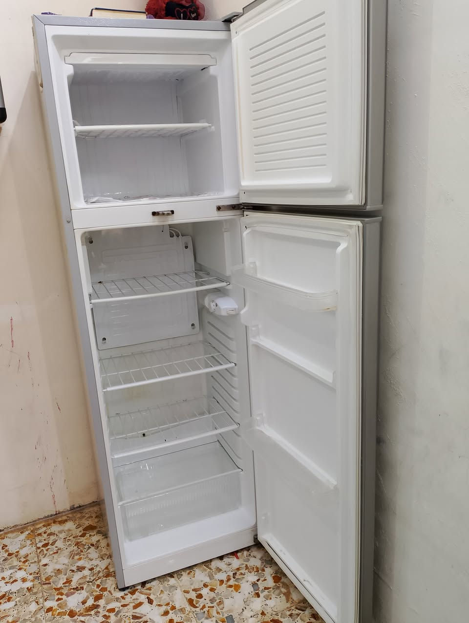 ثلاجه نضيفه تجميد فول فقط ضرر رفوف 130بيهه مجال ***********الاستفسار
