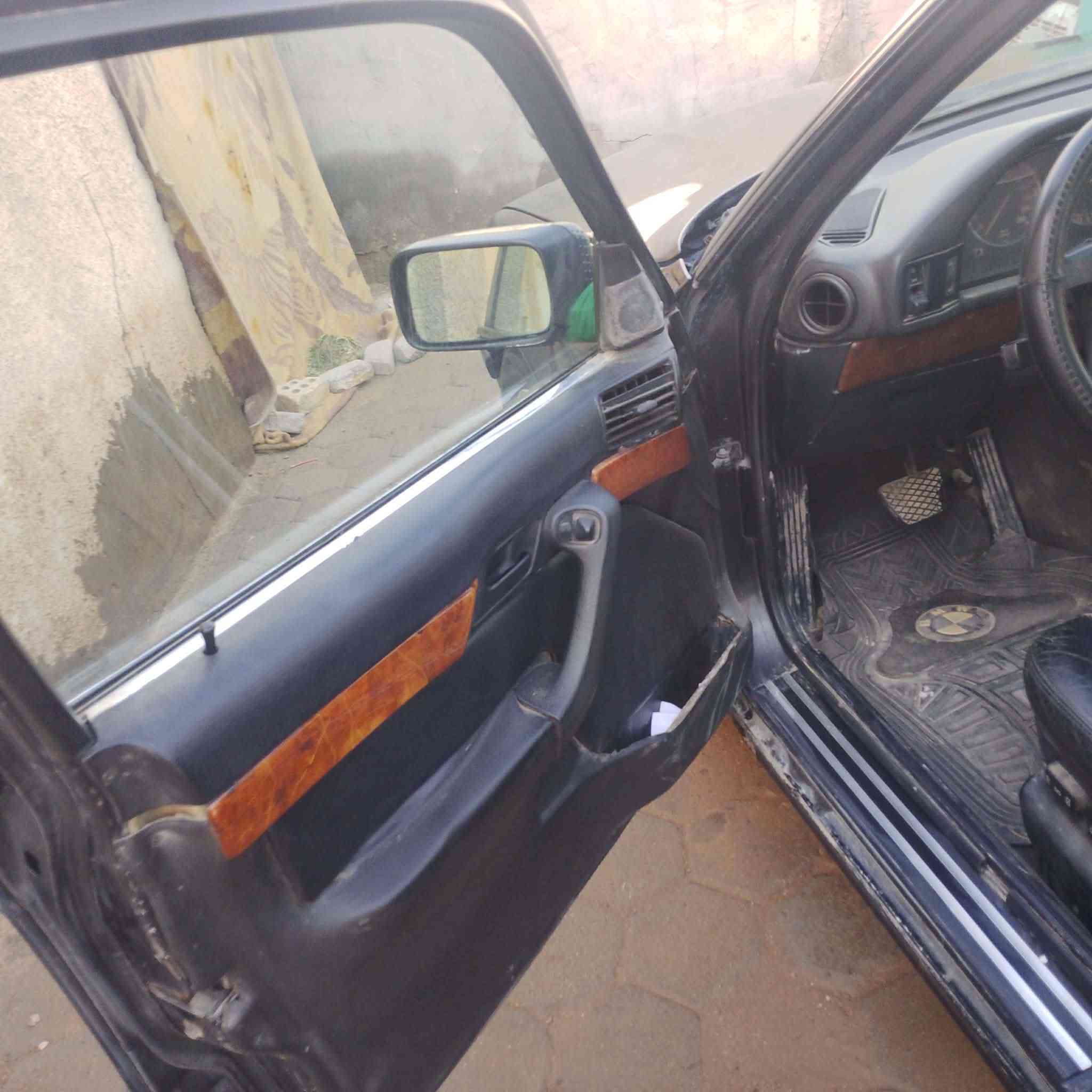 السلام عليكم بي ام دبليو للبيع 535 موديل 93 الرقم بغداد السعر 45 ***********
