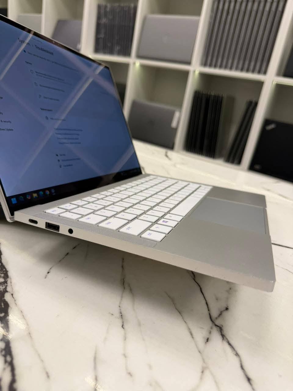 ​🔥 Model: Razer Blade 13 Stealth Ultrabook Luxury 🔥
Color: Premium CNC Aluminum Black

​OS: Windows 11

​Processor: Intel Core i7 (11th Gen)

​RAM: 16GB LPDDR4X

​Storage: 256GB PCIe NVMe SSD (قابل للترقية / شیاوی بەرزکردنەوە)

​Display: 13.3-inch IPS Touchscreen (لمس)

​Resolution: 4K UHD (دقة ألوان خرافية للمصممين والمهندسين)

​Refresh Rate: 60Hz

​🔂 لكل محبي الفخامة والأداء العالي، جهاز غني عن التعريف مصمم من الألمنيوم بالكامل ونحيف جداً مثالي للتنقل والدراسة والعمل الهندسي. الكمية المتوفرة محدودة جداً (عدد قطع قليل).

​🔂 بۆ کڕیارانی ئازیز و ئارەزوومەندانی مۆدێلی مۆدێرن و شاهانە، ئەم لابتۆپە بە تەواوی لە ئەلەمنیۆم دروستکراوە، زۆر تەنک و سووکە و گونجاوە بۆ هاتوچۆ، دیزاین و شاشەکەی ڕکابەری باشترینەکان دەکات. تەنها ژمارەیەکی کەم بەردەستە.

​☎️ للتواصل عبر الواتساب أو الماسنجر:

☎️ بۆ پەیوەندی لە ڕێی ماسنجەر یان واتسئاپ:

الرقم / ژمارە: ***********

​📍 الموقع: كركوك - بنجة علي - لابتوبات خبيب

📍 ناونیشان: کەرکووک - پەنجە عەلی 

​🚚 يوجد توصيل لكافة محافظات العراق

🚚 گەیاندنمان هەیە بۆ هەموو پارێزگاکانی عێراق

