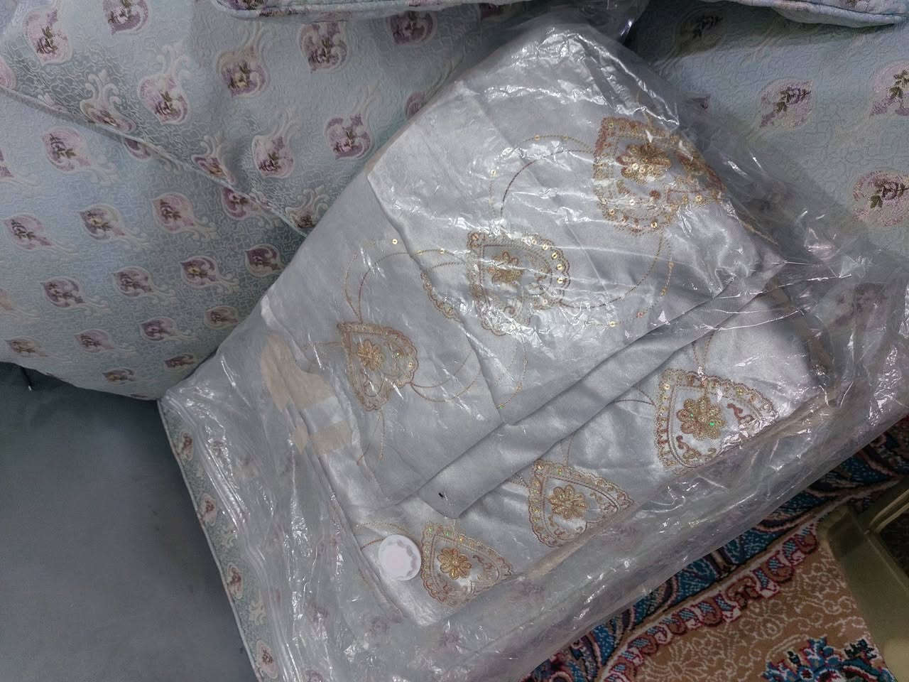 مفرش تخم كامل 10نفرات  لون نيلي وياه 4 وجوه مخاد تخم جديد بس فاتحيه نشوفه وماصار على قنفاتنه جبير
نريده 65 الف جدييييد رجاءاً
مفرش تخم مقاعد بس 10نفرات لون رصاصي 35 الف استعمال قليل كولش 
بردة قطعتين مو حلقات  تفصال ثگيلة كولش ثنينهن ب 50 الف 
المكان  نجف شارع المطار الجديد قرب الجوهرة


**إذا كنت صاحب هذا الإعلان وتريد حذفه لأي سبب، رجاءا أرسل رسالة إلى الدعم الفني**