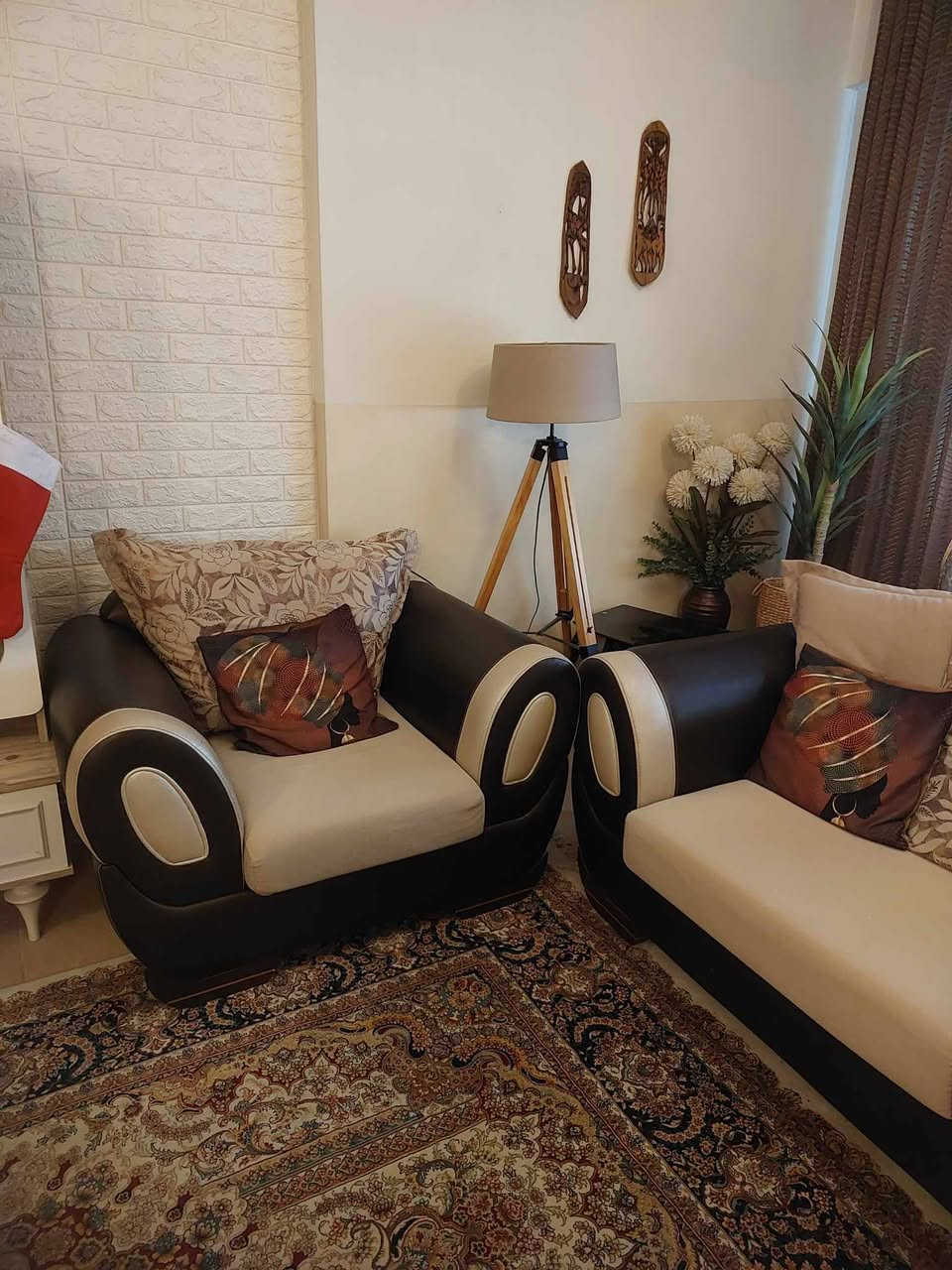 🛋️ طقم قنفات للبيع – 10 نفر مع بردات
🔸 مكوّن من: قطعتين (٣ نفر) + قطعة (٢ نفر) + قطعتين (١ نفر)  
🔸 الطقم ثقيل ونظيف جدًا، شبه جديد  
🔸 جلد جوزي غامق قريب للأسود، نوع ممتاز  
🔸 الكوشات والمقاعد نظيفة وبيه سحاب للغسل  

🪟 البردات:
- بردة كبيرة عرضها ٣.٩ متر قابلة للتصغير والتكبير  
- بردة أصغر عرضها ٣ متر قابلة للتصغير  
- السعر الكلي للبردات: 200 ألف دينار  

💰 الأسعار:
- الطقم: 600 ألف دينار  
- البردات: 200 ألف دينار  

📍 الموقع: دهوك – شقق زيرلاند  
📩 للاستفسار راسلنا خاص أو عبر واتساب: ***********
