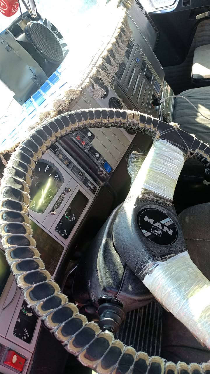 سلام عليكم. مان صقر للبيع موديل 96سنوية 28 تحويل مباشر بسيارة مكفولة والسعر 175 والرقم الهاتف ***********
