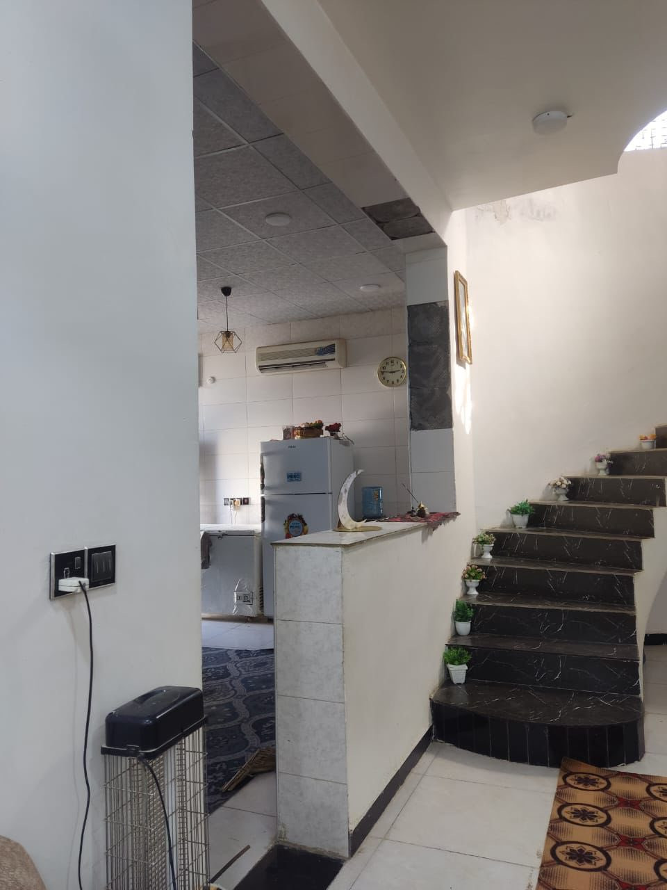 بيت زراعي سند ٢٥ مساحة ٤٧٠ متر 
مجمع توحيد العفلوكي شارع معمل الكاشي قرب المركز

طابق واحد مع مضيف خارجي 
البيت كونكريت مسلح بناء طابوق 
محتويات 
- [ ] استقبال 
- [ ] مطبخ حار بارد
- [ ] صاله
- [ ] غرف عدد ٢
- [ ] صحيات داخليه 
- [ ] صحيات خارجيه 
ملاحظة: كراج البيت والصحيات الخارجيه غير مكتمله صبة نظافة فقط 

المضيف
- [ ] الطول ١٥ متر والعرض ٥ متر
- [ ] محتويات 
- [ ] صحيات خارجيه ومطبخ معزول عن البيت مع كراج خاص به

ملاحظة : المضيف بلوك مع عكاده طابوق غير مكتمل فقط كهرباء وماء ومجاري ولبخ جص مساطر مع ابواب وشبابيك ( يعني نقص لبخ بياض وارضيه )

رقم الهاتف ***********
